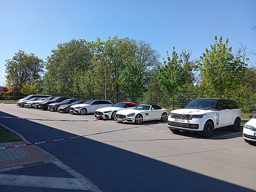 Policie zasahuje u prodejce ojetých vozů Auta Super v Praze-Hostivaři, 30....