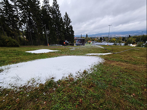 Skiareál Ještěd začal s výrobou ledu na sjezdovkách. (12. října 2026)
