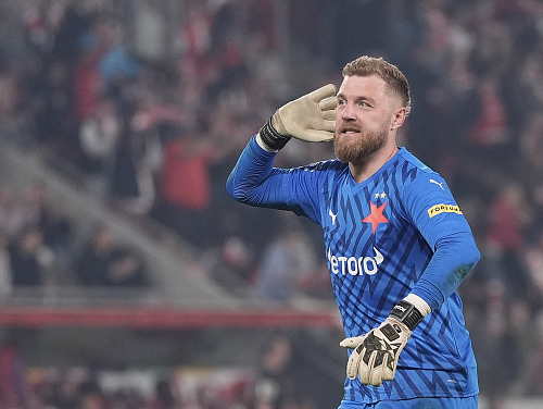 Slávistický brankář Jindřich Staněk slaví gól svého týmu v derby proti Spartě.