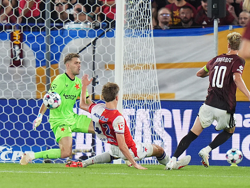 Slávistický brankář Jakub Markovič zasahuje proti střele Adama Karabce ze...