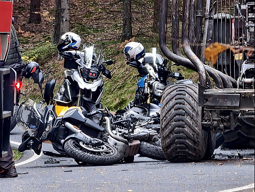 Podle krajské mluvčí policie Kláry Jeníčkové jeden z motorkářů nedobrzdil a...