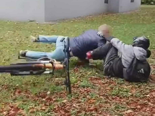 Dospělý muž v Krnově napadl dva chlapce. (22. říjen 2026)