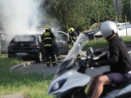 Požár automobilu v pražských Vršovicích. (23. června 2026)
