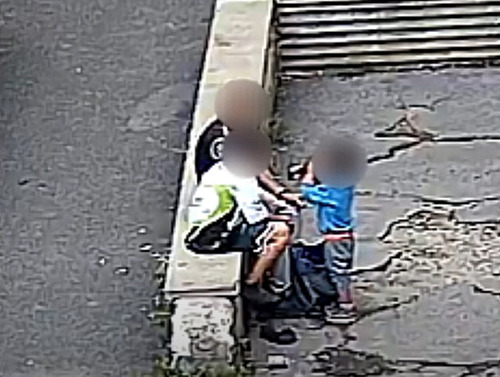 Děti pily pivo z láhve a kouřily cigarety.