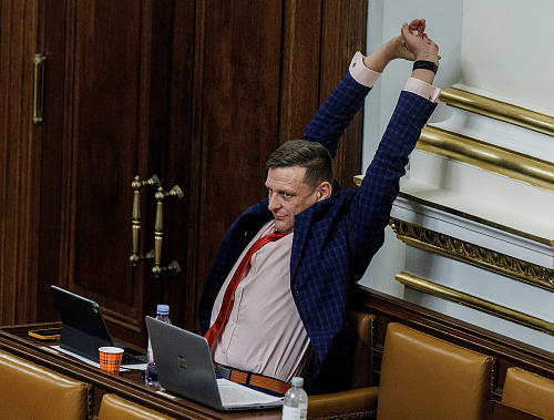 Poslanec Marek Novák (ANO) se protahuje v průběhu několikahodinového jednání...