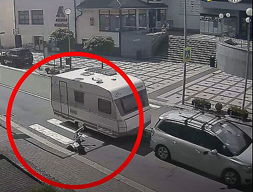 Auto s obytným přívěsem srazilo chodkyni v Masarykově ulici v centru Luhačovic.