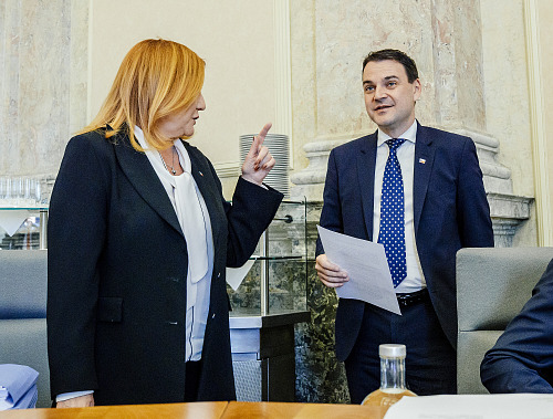 Vláda projednává opětovné zavedení EET pro restaurace, obchodníky,...