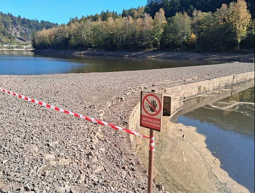 S ohledem na bezpečnost turistů zakázali pracovníci Povodí Ohře vstup na...