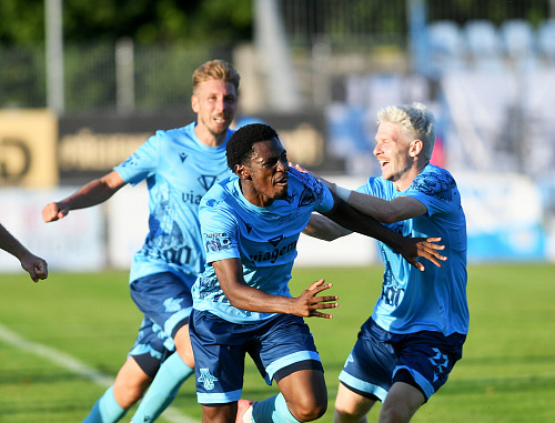 Ústečtí fotbalisté slaví vítězný gól v zápase s Kladnem, vpravo Tomáš Kott.