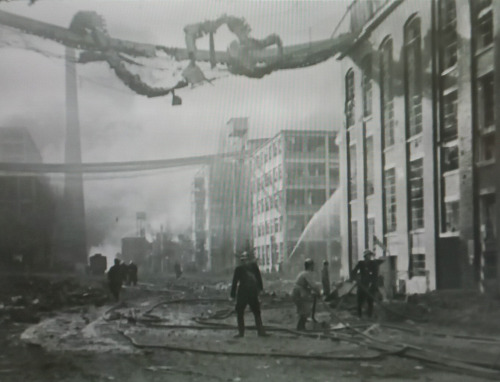 Hasiči bojují s ohněm v továrním areálu po náletu v roce 1944.