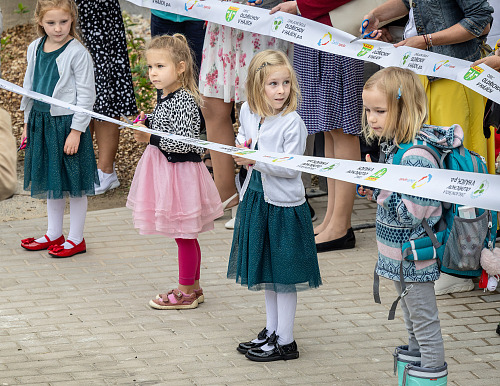 V Oldřichově v Hájích se včera děti znovu vypravily do školy, obec ji otevřela...