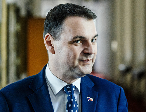 Ministr zahraničí Petr Macinka (Motoristé) na zasedání vlády, která se bude...