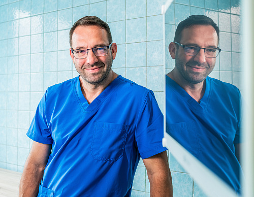 Chirurg Tomáš Tlustý se specializuje na všeobecnou chirurgii a traumatologii....