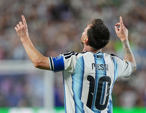 Lionel Messi slaví druhý gól proti Alžírsku na mistrovství světa.