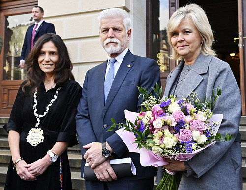 Prezident Petr Pavel s manželkou Evou (vpravo) a primátorkou Karlových Varů...