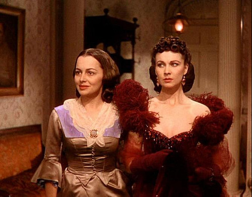 Olivia de Havillandová jako Melanie a Vivien Leighová jako Scarlett ve filmu...