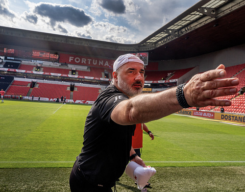 Trenér Slavie Jindřích Trpišovský se podepisuje dětským fanouškům v Edenu.