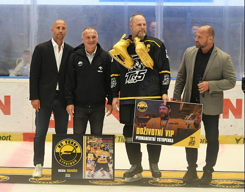 Litvínov, 13. 9. 2026, Opožděná rozlučka hokejové legendy Litvínova Michala...