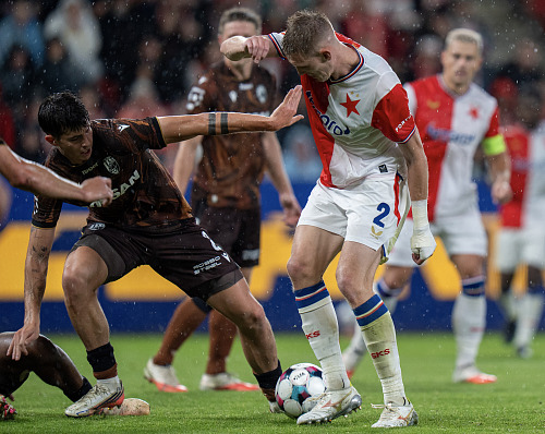 Slávistický obránce Štěpán Chaloupek (vpravo) v souboji s plzeňským Tobiášem...