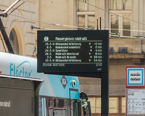 Elektronické panely na tramvajové zastávce Masarykovo nádraží (30. července...