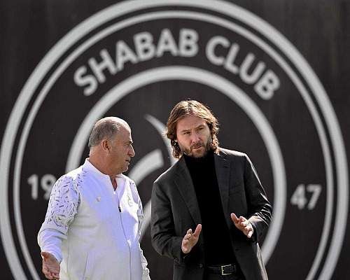 Pavel Nedvěd v rozhovoru s trenérem aš-Šababu Fatihem Terimem.