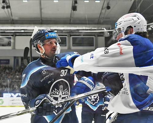 Rytíři Kladno - Kometa Brno, hokejová extraliga. Vpravo Luke Witkovski, vlevo...