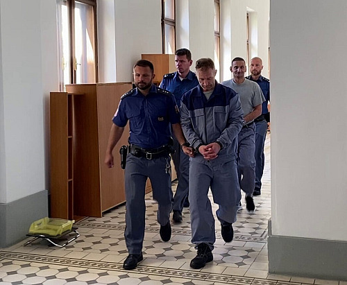 Dva z osmi souzených přivedla eskorta, protože si aktuálně odpykávají trest za...