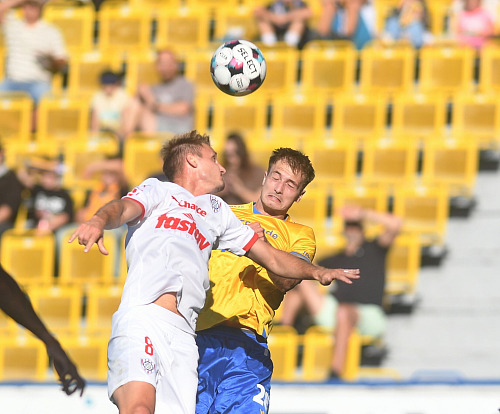 Teplický Dalibor Večerka v akci (ve žlutém), s ním v souboji Patrik Čavoš.