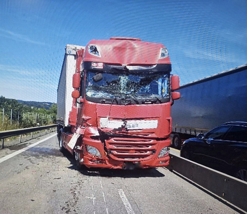 Nehoda dvou nákladních vozidel uzavřela dálnici D1 na 23. kilometru ve směru na...