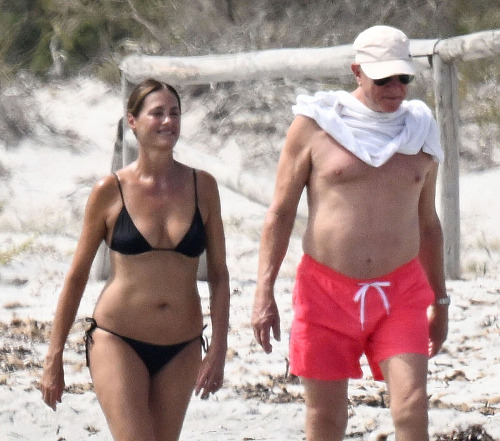 Yasmin Le Bonová s manželem Simonem na Sardinii (srpen 2026)
