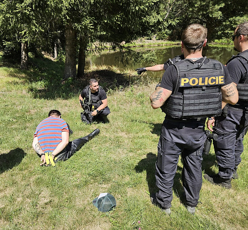 Policisté na Klatovsku zadrželi muže, který podle dostupných informací použil...