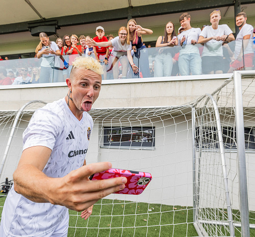 Jakub Štáfek alias Lavi se ochotně fotil s fanoušky i během natáčení. (2. září...
