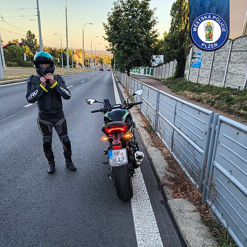 Motorkář jel po Plzni rychlostí 120 kilometrů v hodině. (8. srpna 2026)