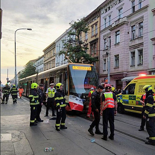 Policie zasahuje u střetu tramvaje se dvěma chodci v Seifertově ulici v Praze...