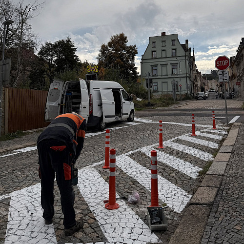 V Revoluční ulici u železničního přejezdu jsou nainstalované nové svislé a...