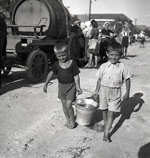 Voda z cisteren. Lidé na východním Slovensku při suchu v roce 1947.