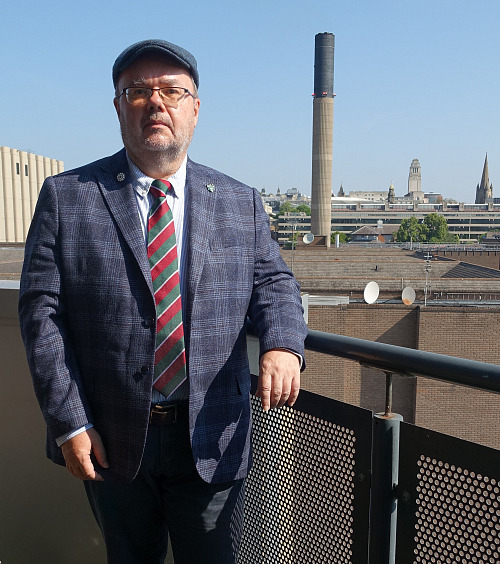 Karel Maráz v areálu anglické University of Leeds; na pozadí snímku je vidět...