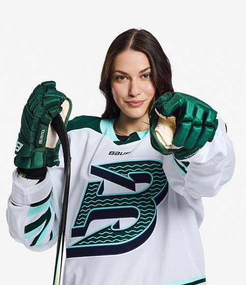 Hokejistka Daniela Pejšová v dresu Boston Fleet.