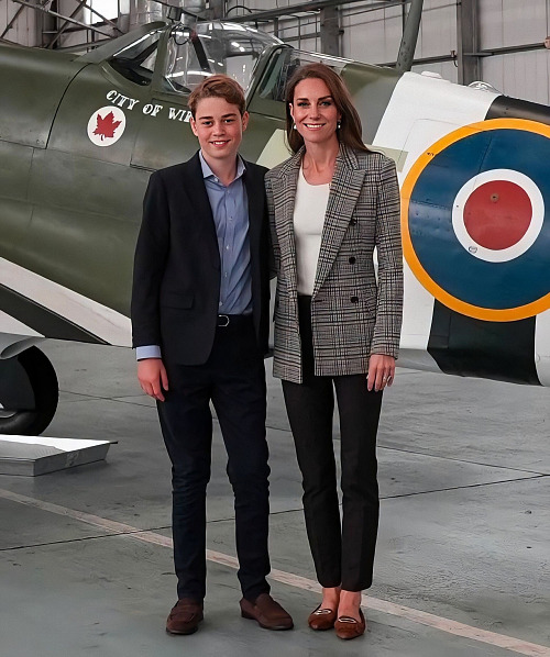 Princ George a princezna Kate na návštěvě základny RAF Coningsby v Lincolnshire...