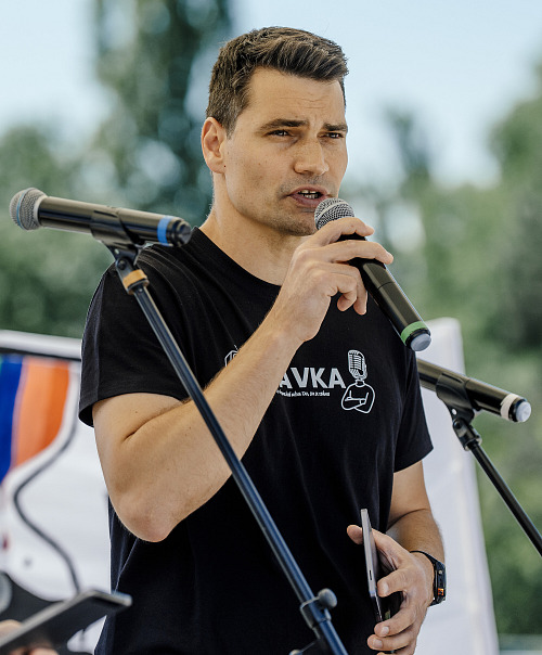 Na protestním shromáždění zaměstnanců ČT vystoupil také moderátor Daniel Stach....