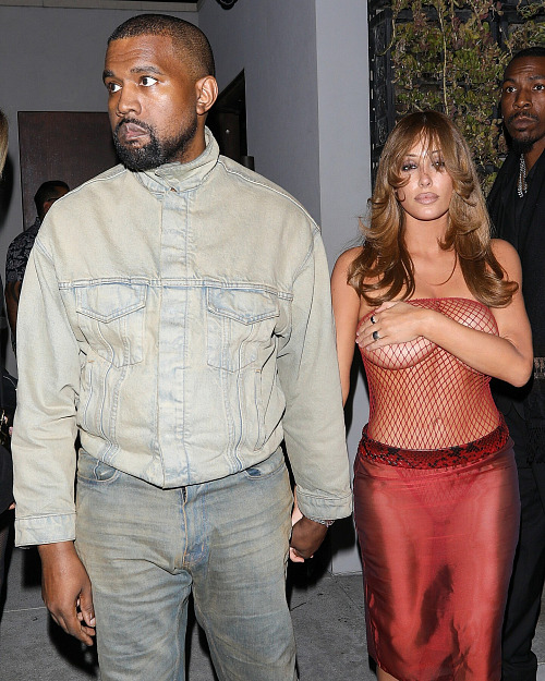 Kanye West a Bianca Censori při odchodu z klubu The Living Room v Los Angeles.
