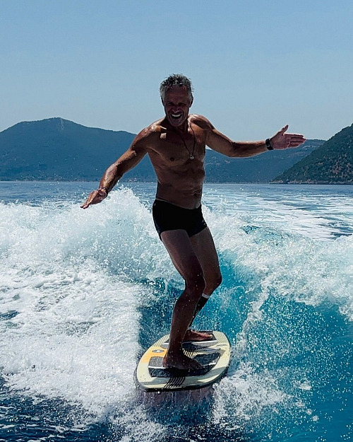 Janek Ledecký ukázal vypracovanou postavu. (19. července 2026)