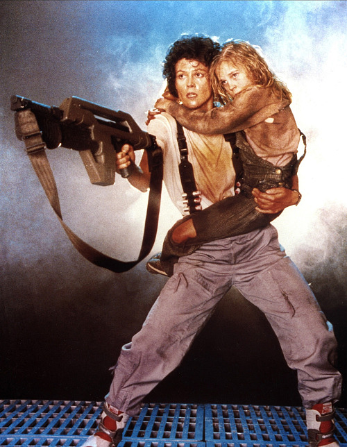 Sigourney Weaverová a Carrie Hennová ve filmu Vetřelci (1986)