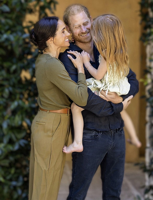 Vévodkyně ze Sussexu Meghan, princ Harry a jejich dcera Lilibet na snímku k 5....