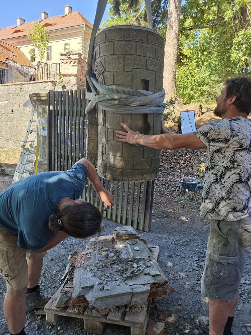Oprava slavnostní vstupní brány do zámeckého areálu ve Valči na Karlovarsku...