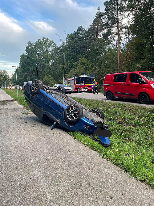 Auto skončilo na střeše. (16. září 2026)