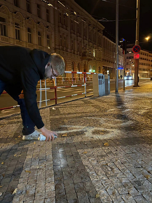 Lídr Pirátů v Hradci Králové sprejuje nápis před kanceláří ANO na Třídě ČSA...