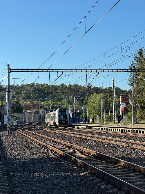 Dva mladíci naskočili na vlakovou soupravu v Libčicích nad Vltavou. (16. září...