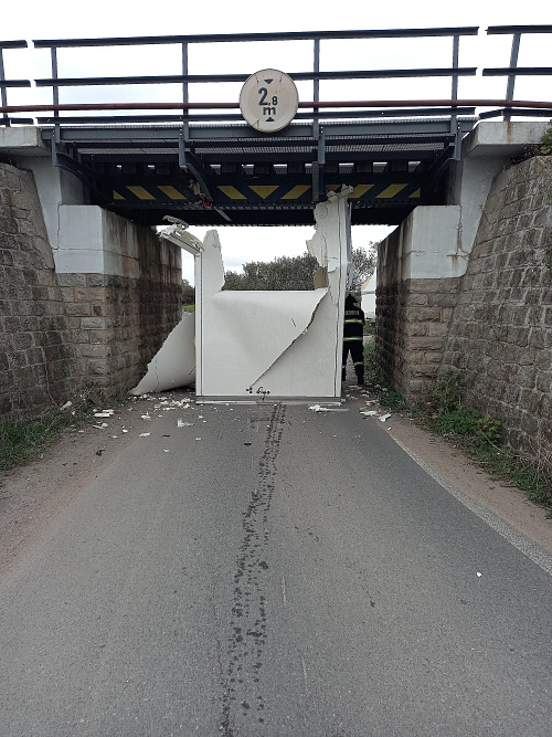Nehoda nákladního auta pod železničním mostem u Svinárek v Hradci Králové (19....
