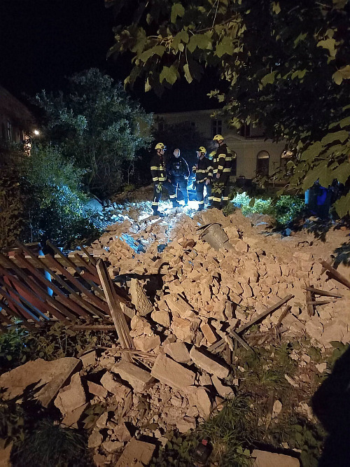 Hasiči v Josefově prohledali sutiny spadlé zdi, zda pod nimi někdo není. (15....